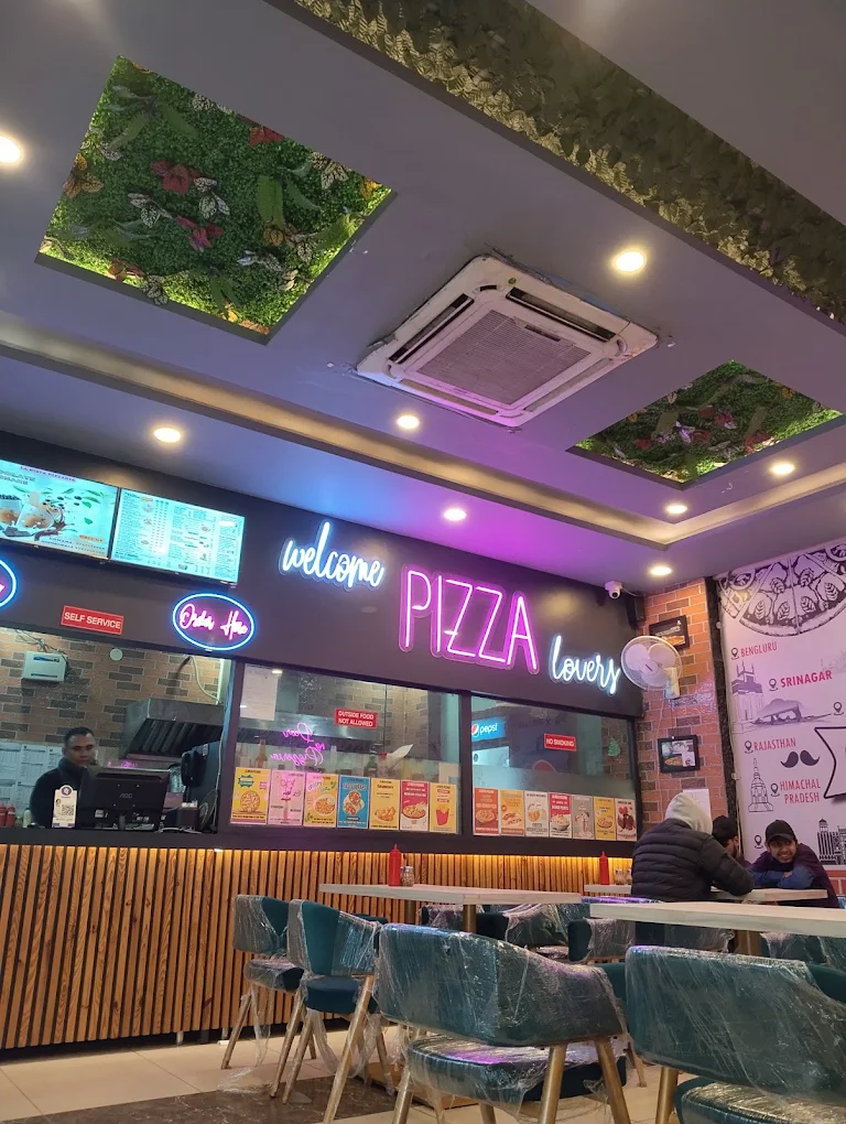 La Bista Pizzaria Domana dining space